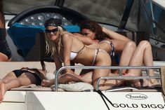 Горячая Рита Ора в облегающих трусиках на яхте фото #30