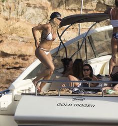 Горячая Рита Ора в облегающих трусиках на яхте фото #31