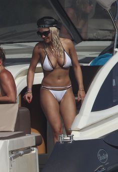 Горячая Рита Ора в облегающих трусиках на яхте фото #35