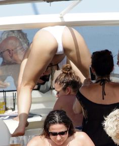 Горячая Рита Ора в облегающих трусиках на яхте фото #38