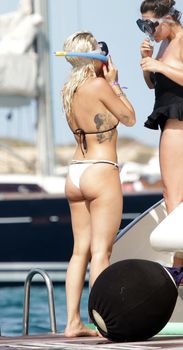 Горячая Рита Ора в облегающих трусиках на яхте фото #41
