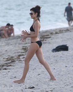 Ольга Куриленко в черном бикини