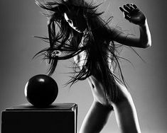 Абсолютно голая Ольга Куриленко в фотосессии Винсента Петерса фото #1