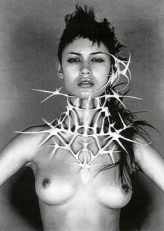 Абсолютно голая Ольга Куриленко в фотосессии Винсента Петерса фото #7