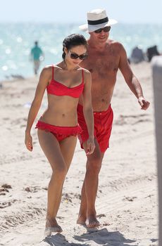 Ольга Куриленко в бикини на пляже Майами фото #6