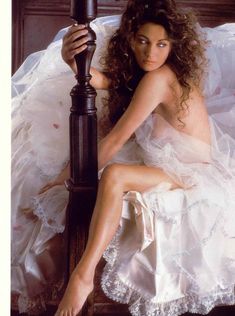 Эротичная Джейн Сеймур в шикарном наряде для журнала Playboy фото #6