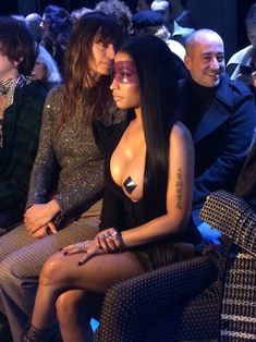 Ники Минаж показала голую грудь на Неделе моды в Париже фото #11