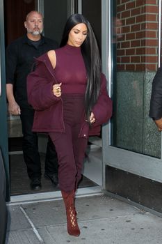 Ким Кардашьян засветила грудь в Нью-Йорке фото #1