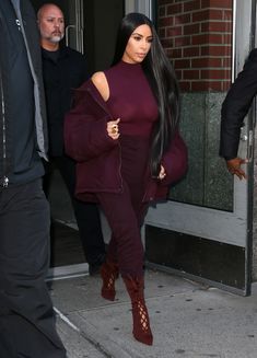 Ким Кардашьян засветила грудь в Нью-Йорке фото #2