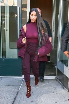 Ким Кардашьян засветила грудь в Нью-Йорке фото #6