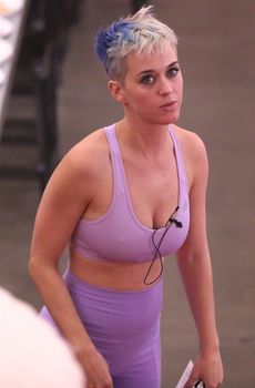 Сексуальная Кэти Перри занимается йогой фото #6