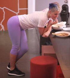 Сексуальная Кэти Перри занимается йогой фото #12