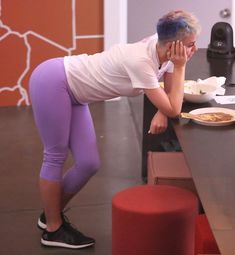 Сексуальная Кэти Перри занимается йогой фото #13