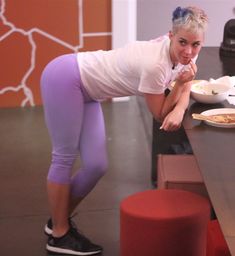 Сексуальная Кэти Перри занимается йогой фото #14