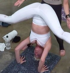 Кэти Перри стоит на голове с раздвинутыми ногами фото #1