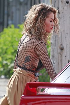 Сексуальная Рита Ора без лифчика на съемках клипа фото #2