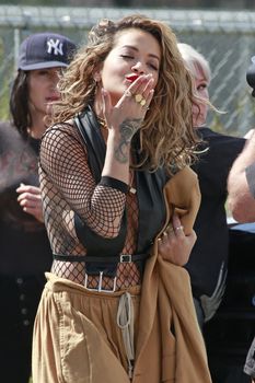 Сексуальная Рита Ора без лифчика на съемках клипа фото #3