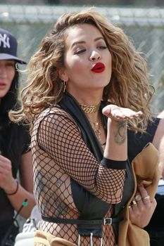 Сексуальная Рита Ора без лифчика на съемках клипа фото #4