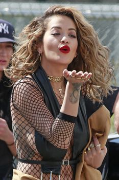 Сексуальная Рита Ора без лифчика на съемках клипа фото #5