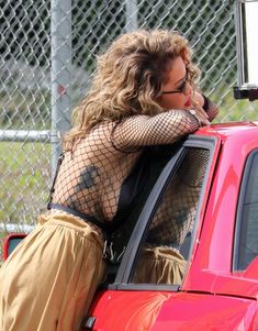 Сексуальная Рита Ора без лифчика на съемках клипа фото #8