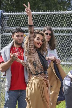 Сексуальная Рита Ора без лифчика на съемках клипа фото #14