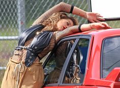 Сексуальная Рита Ора без лифчика на съемках клипа фото #15