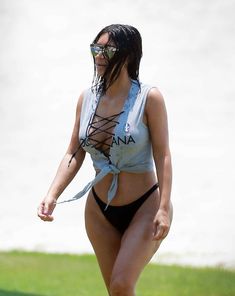 Настоящая жопа Ким Кардашьян в купальнике