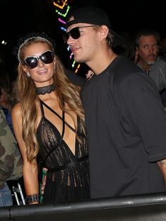 Пэрис Хилтон засветила голые сиськи на фестивале Coachella фото #2