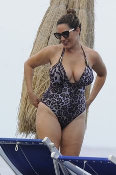 Келли Брук в купальнике на острове Искья фото #11