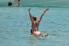 Марго Робби в бикини на отдыхе в Сен-Бартелеми фото #1