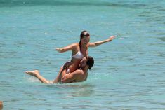 Марго Робби в бикини на отдыхе в Сен-Бартелеми фото #4