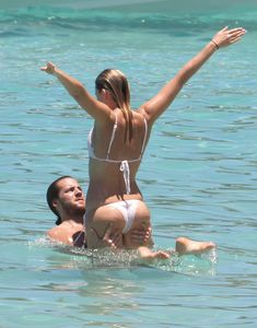 Марго Робби в бикини на отдыхе в Сен-Бартелеми фото #5