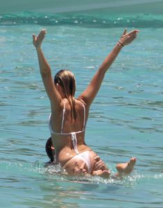 Марго Робби в бикини на отдыхе в Сен-Бартелеми фото #6