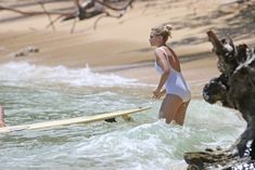 Марго Робби в мокром купальнике на Гавайях фото #7