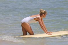 Марго Робби в мокром купальнике на Гавайях фото #8