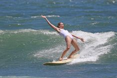 Марго Робби в мокром купальнике на Гавайях фото #12