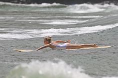 Марго Робби в мокром купальнике на Гавайях фото #16