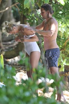 Марго Робби в мокром купальнике на Гавайях фото #18