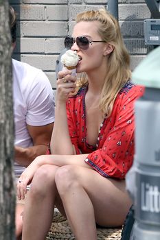 Секси Марго Робби ест мороженное в Торонто фото #4