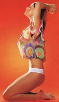 Засвет груди Анны Семенович в журнале «Пингвин» фото #6