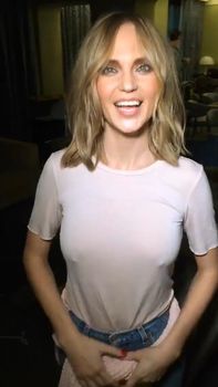 Сиськи Глюкозы без бюстгальтера после съемок клипа «Пахну лишь тобой» фото #3