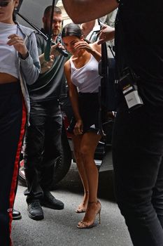 Торчащие соски Ким Кардашьян в мокрой майке фото #2