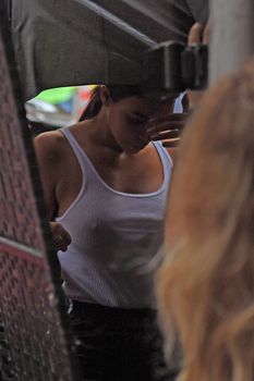 Торчащие соски Ким Кардашьян в мокрой майке фото #6