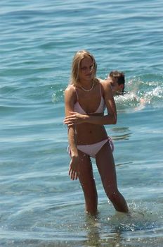 Елена Великанова в бикини на съёмках сериала «Река-море» фото #6