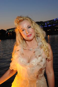 Открытое декольте Елены Кондулайнен на закрытии 33-Московского Международного Кинофестиваля фото #2