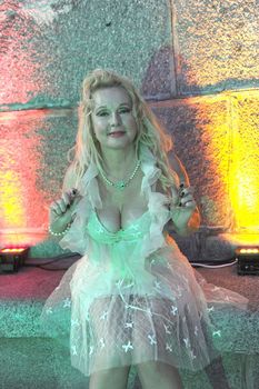 Открытое декольте Елены Кондулайнен на закрытии 33-Московского Международного Кинофестиваля фото #4