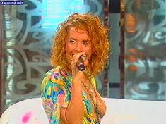 Жанна Фриске случайно оголила грудь на большой премьере «Ла-ла-ла» фото #3