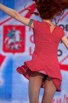 Ирина Забияка засветила трусики на концерте в честь Последнего Звонка фото #2