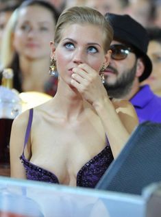 Открытое декольте Кристины Асмус на концерте Comedy Club фото #1