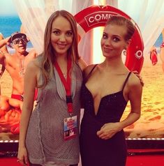 Открытое декольте Кристины Асмус на концерте Comedy Club фото #4